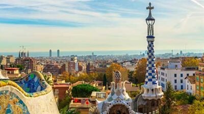Kota Barcelona kebanjiran turis membuat penduduk lokal tidak nyaman