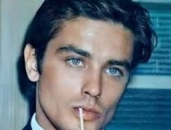 Presiden Prancis Emmanuel Macron Memimpin Penghormatan pada Hari Minggu untuk Alain Delon, Bintang Film Ikonik