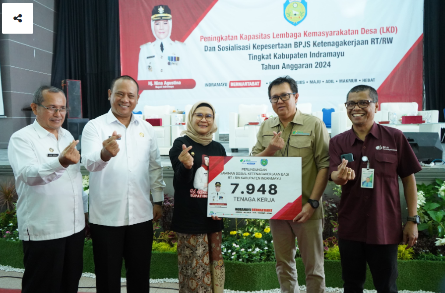 Bupati Indramayu Nina Agustina di Aula Nyi Endang Dharma Ayu Universitas Wiralodra, memberikan kartu BPJS kepada Ketua RT dan RW