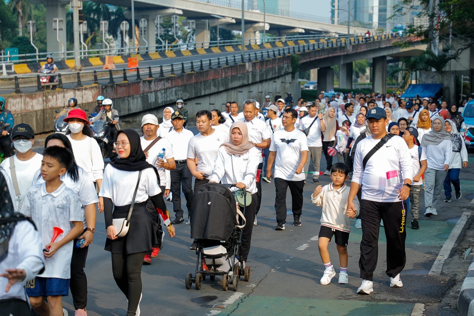 Jalan sehat dilaksanakn oleh Kemenaker menyambut HUT RI ke 79