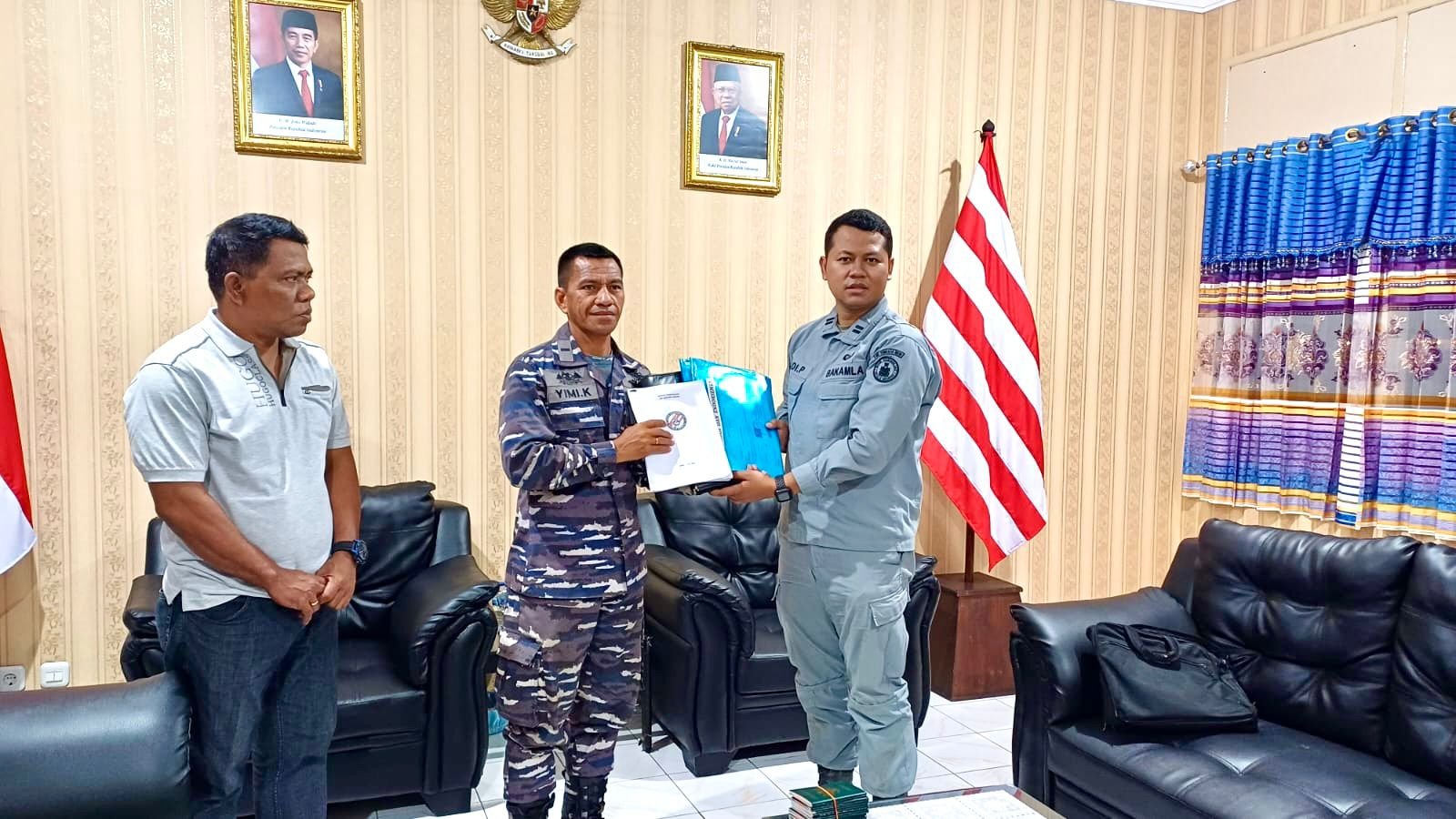 Serah terima berkas perkara KM Suryani kepada penyidik Lantamal VIII Manado