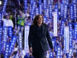 Kamala Harris menerima nominasi presiden dari Partai Demokrat di Chicago pada hari Kamis di hadapan khalayak yang antusias, menjanjikan “jalan baru ke depan”