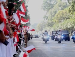 Masyarakat Menyambut Gembira Bendera Merah Putih yang Dibawa Menuju Ke Istana Nusantara di IKN