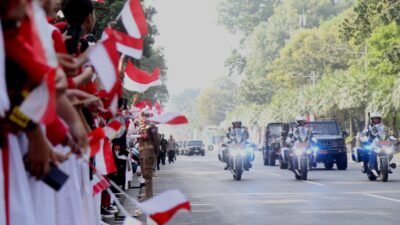 Massarakat menyambut gembira bendera duplikat Merah Putih menuju IKN