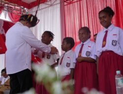 Menko Polkam Bersama Warga Papua Pegunungan Lakukan Upacara Adat Bakar Batu